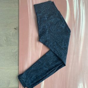 Patterned lululemon wunder unders
